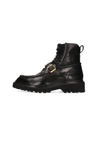 Botas de cuero negras hasta el tobillo con puntera redonda, cierre de cordones en la parte delantera, detalle de hebilla lateral y suela de goma texturizada con un diseño de banda de rodadura.
