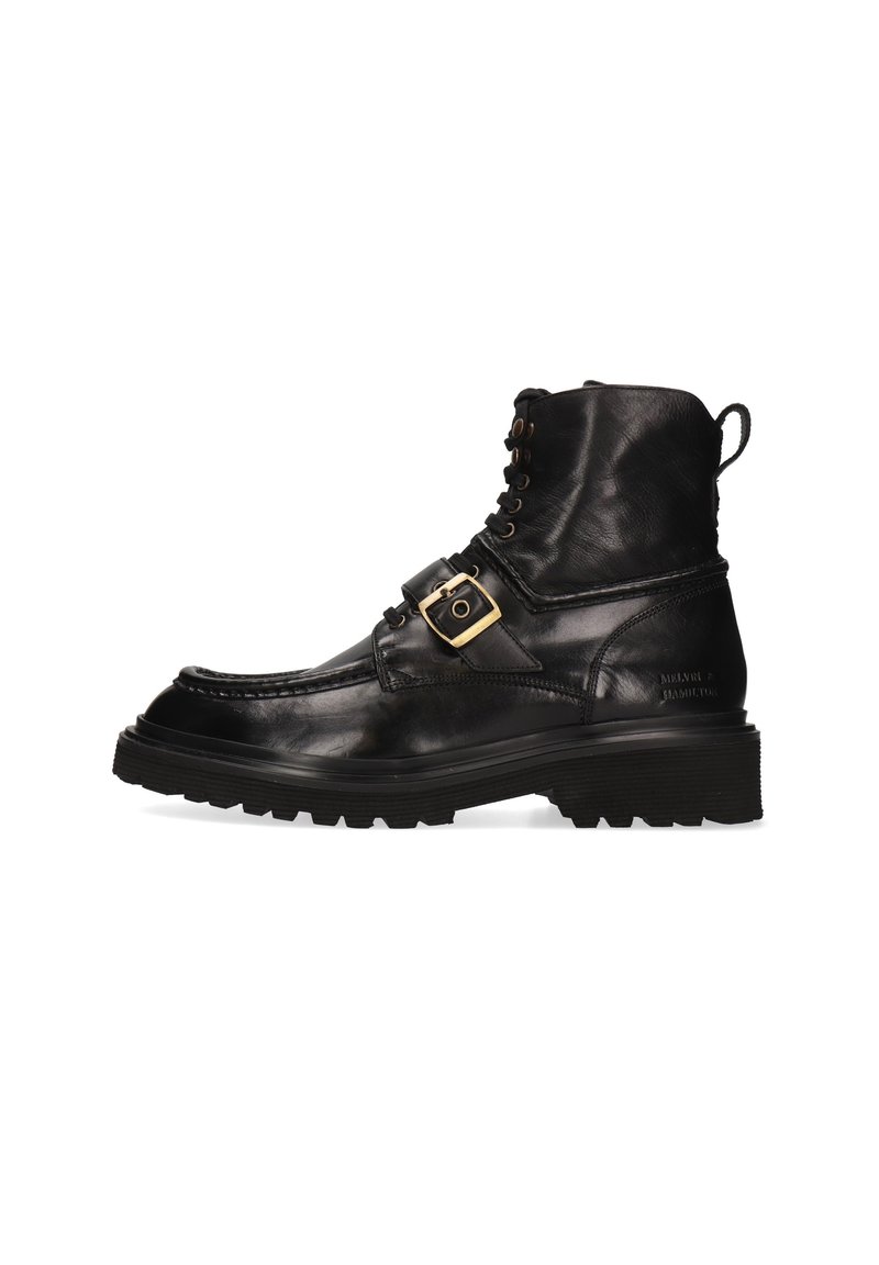 Botas de cuero negras hasta el tobillo con puntera redonda, cierre de cordones en la parte delantera, detalle de hebilla lateral y suela de goma texturizada con un diseño de banda de rodadura.