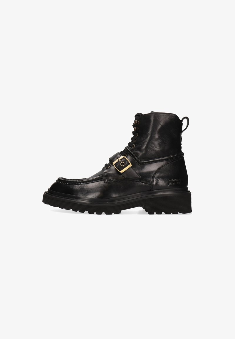 Botas de cuero negras hasta el tobillo con puntera redonda, cierre de cordones en la parte delantera, detalle de hebilla lateral y suela de goma texturizada con un diseño de banda de rodadura.