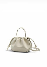 Valkoinen nahkainen käsilaukku, jossa on pyöristetty muoto, ryhmitelty design, yläkahvat ja säädettävä olkahihna. Koristeltu solmusomistein.