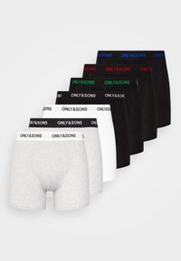 Sieben Paare ONLY&SONS Boxershorts in den Farben Grau, Weiß und Schwarz mit verschiedenen Bundfarben: Blau, Rot, Grün und Schwarz.