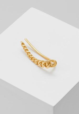 Manchon d'oreille doré avec un design de chaîne torsadée et une épingle courbée pour un maintien sécurisé sur l'oreille.