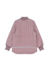 Giacca trapuntata rosa con collo e polsini a costine. Presenta una striscia riflettente all'orlo e una texture ondulata su tutto il tessuto.