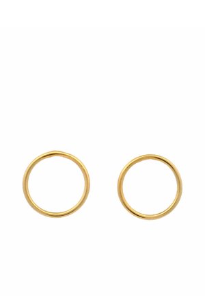 Due semplici orecchini a cerchio in oro su uno sfondo bianco semplice, mostrati uno accanto all'altro.