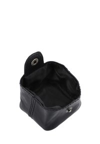Schwarze Lederhandtasche mit einer weichen Textur, runder Form und einem magnetischen Druckverschluss. Innenraum mit schwarzem Stoff ausgekleidet.