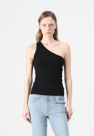 Svart, ensidig tank topp laget av ribbestrikket stoff. Kombinert med lyseblå jeans. Minimalistisk design med en tettsittende silhuett og subtil tekstur.