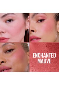 Drie diverse vrouwen tonen mauve blush make-up op wangen en lippen, met een gestructureerde mauve kleurstaal met het label "Enchanted Mauve".