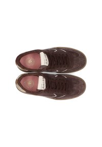 Bruine suède sneakers met witte accenten, ronde neus en vetersluiting. Kenmerkt zich door een gevoerde roze binnenzool en een rubberen buitenzool.