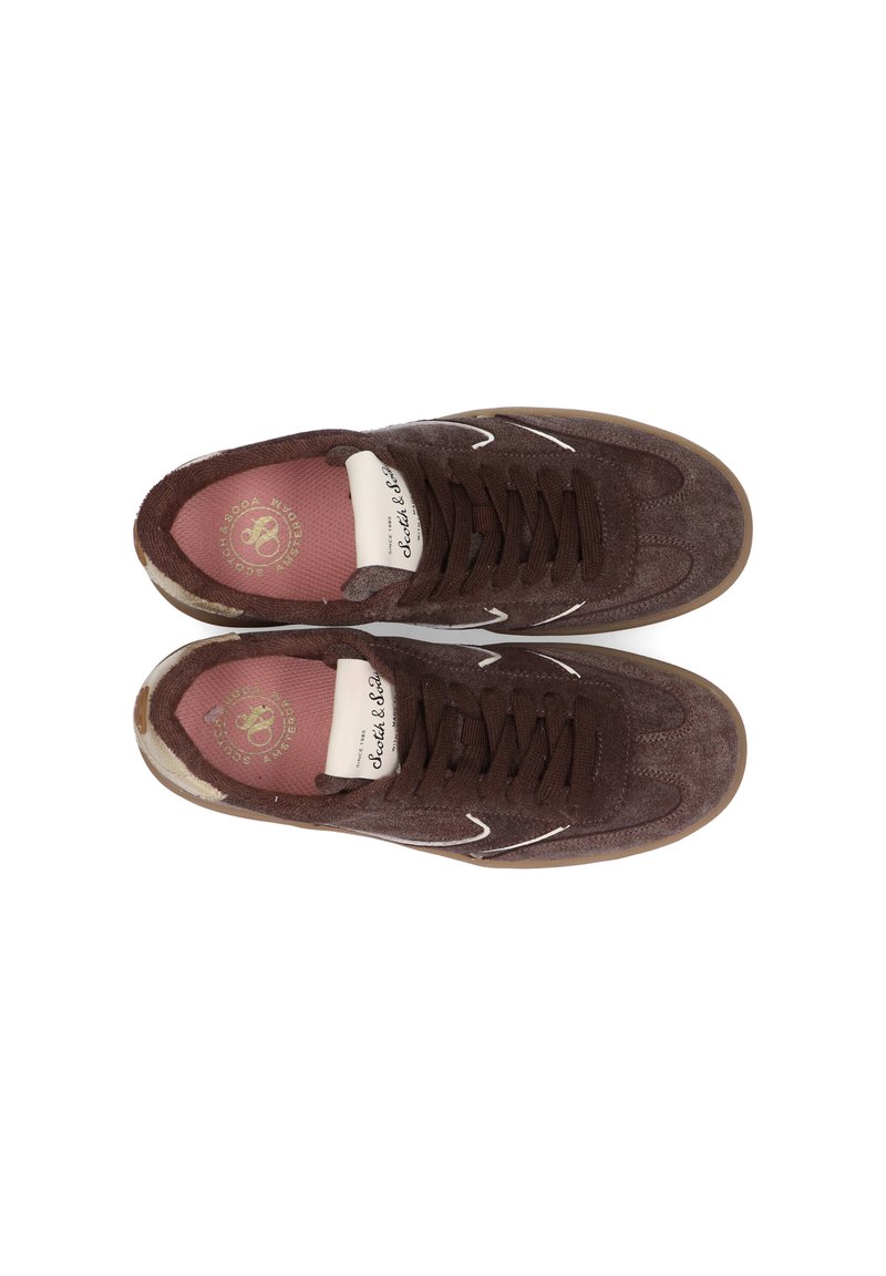 Braune Wildleder-Sneaker mit weißen Akzenten, runder Zehenpartie und Schnürdesign. Mit einer gepolsterten rosa Innensohle und einer Gummisohle.