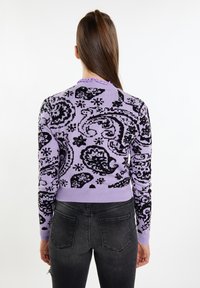 Lila gestrickte Strickjacke mit schwarzem Paisleymuster, gerippten Bündchen und Saum. Das Design ist tailliert und hat lange Ärmel.