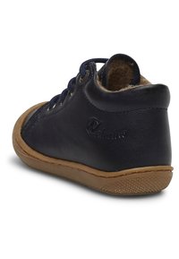 Námořnické modré kožené boty s hnědou gumovou podrážkou a šněrovacím designem. Měkká vnitřní podšívka a logo vyražené na boku. Vysoký střih.