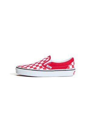 Czerwono-białe buty Vans slip-on w kratę z białą podeszwą i czarnym obszyciem, pokazane z boku na białym tle.