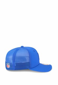 Blaues Cap mit einem soliden Vorderpaneel und Netzrücken. Gebogener Schirm mit NFL-Logo an der Seite, aus einem Stoff mit glatter Textur.