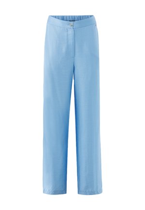 Pantalon bleu clair à jambes larges en tissu doux. Il présente une fermeture à boutons et une taille élastique pour plus de confort. Texture lisse, sans motifs.