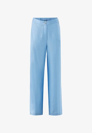 Pantalon bleu clair à jambes larges en tissu doux. Il présente une fermeture à boutons et une taille élastique pour plus de confort. Texture lisse, sans motifs.