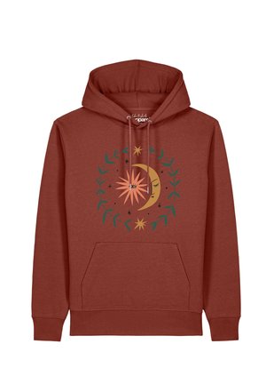 Hoodie in rostiger Farbe mit einer Fronttasche und einer Grafik von einem Halbmond und der Sonne, umgeben von Sternen und einem grünen Blattkranz.