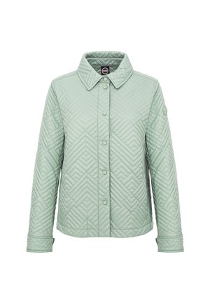Chaqueta acolchada verde claro con costuras geométricas, cierre frontal con botones, cuello y logo de la marca en la manga y en el interior del cuello.