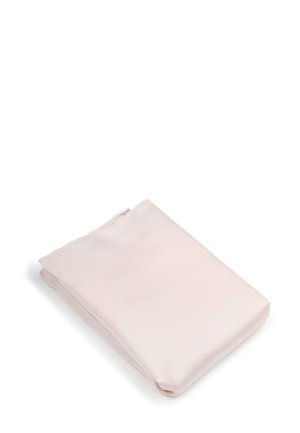 Zacht, lichtroze stof netjes gevouwen, met een fijne textuur. Geen zichtbare patronen of hardwaredetails.