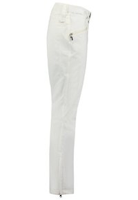 Pantalones blancos de corte ajustado con bolsillo lateral con cremallera, trabillas para cinturón y cremalleras en los tobillos, mostrados desde el lado izquierdo.