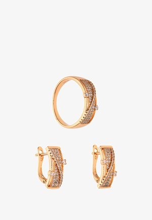 Set di gioielli in oro rosa composto da un anello e orecchini coordinati. Ognuno presenta un design ondulato con diverse piccole pietre, aggiungendo texture e dettaglio.