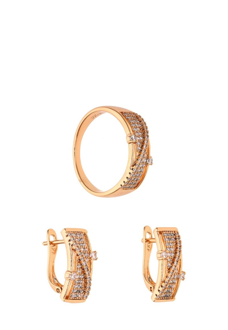 Rózsa arany ékszerszett, mely egy gyűrűt és hozzá illő fülbevalókat tartalmaz. Mindkettőt hullámos forma jellemzi, számos apró kővel díszítve, ezzel gazdagítva a textúrát és a részleteket.