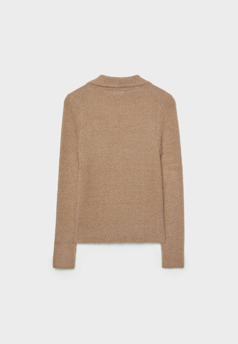 Beiger, gerippter Strickpullover mit langen Ärmeln und einem leichten Kragen. Glatte Textur und schlichtes Design, mit einem geraden Schnitt auf der Rückseite.