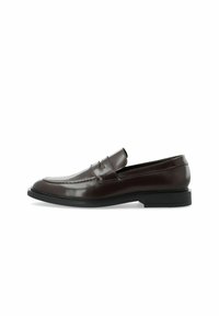 Mocassins en cuir marron foncé avec une finition brillante, dotés d'une couture et d'une semelle noire basse, conçus pour un enfilage facile.