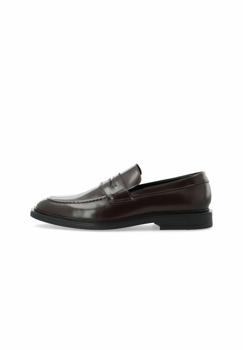 Mocassins en cuir marron foncé avec une finition brillante, dotés d'une couture et d'une semelle noire basse, conçus pour un enfilage facile.