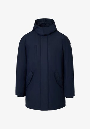 Parka azul marino con cuello alto, cierre frontal de cremallera, dos bolsillos laterales y un acabado ligeramente mate. Presenta un diseño elegante y recto.