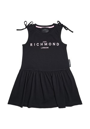 Vestito nero senza maniche con gonna arricciata, nastri sulle spalle e la scritta "John Richmond London" in rosa chiaro sul petto.