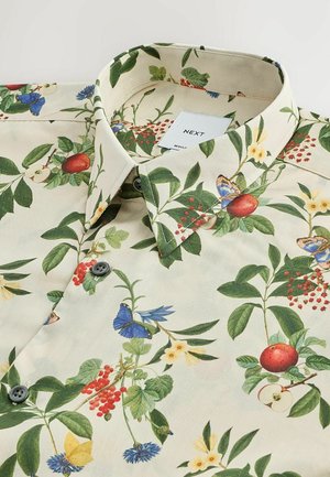 Kurzärmliges Hemd aus cremefarbigem Stoff mit floralem Muster, das grüne Blätter, rote Beeren, blaue und gelbe Blumen sowie Schmetterlinge zeigt.