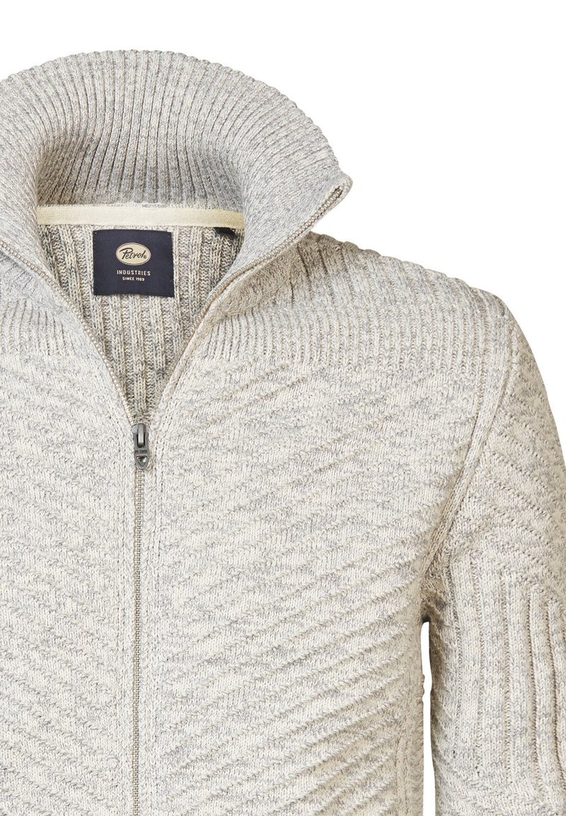 Hellgrauer gestrickter Pullover mit hohem Rippenkragen, Reißverschluss, diagonaler Strukturmusterung und gewebten Details an den Ärmeln.