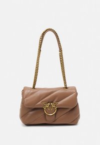 Brun skinnhåndveske med quiltet design, en gullkjede stropp og en sirkulær logoaccent foran.