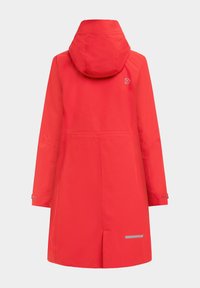 Veste imperméable rouge avec capuche, présentant un design épuré, des accents réfléchissants et une texture lisse. Vue arrière sans fermetures visibles.