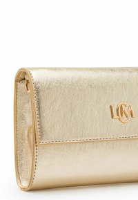 Goldfarbene Clutch aus Kunstleder mit strukturierten Oberflächen, magnetischem Verschluss und geprägtem "LCM"-Logo auf der Vorderseite. Elegantes, rechteckiges Design.