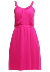 Robe rose sans manches avec des bretelles volantées, taille froncée et jupe fluide, fabriquée en tissu léger, adaptée aux temps chauds.