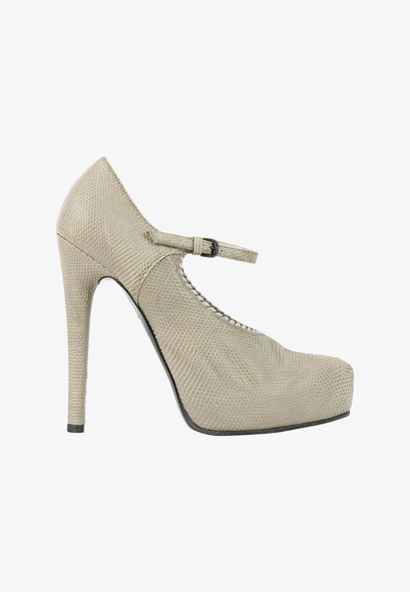 Chaussure Mary Jane beige à talon haut avec motif texturé, bout rond, fine bride de cheville et talon aiguille sur fond blanc.