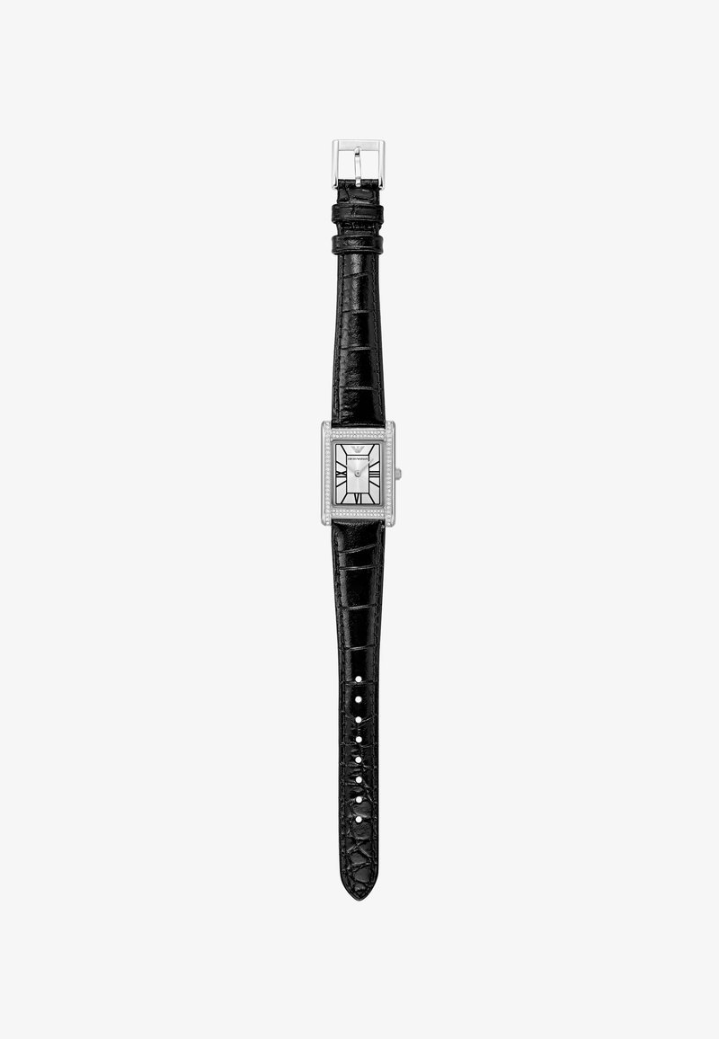 Quadratisches silbernes Zifferblatt mit schwarzen römischen Ziffern, umgeben von einer strukturierten silbernen Lünette. Schwarzes, geprägtes Lederarmband mit einer Schnalle.