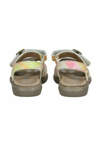 Zadní pohled na sandály z vícebarevného texturovaného materiálu s vzorovaným páskem. Obsahují přezky a světlou hnědou podrážku s polstrováním.