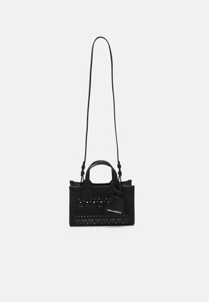 Sac à main rectangulaire noir avec des motifs triangulaires perforés, des poignées courtes, une longue bandoulière et une petite pochette attachée avec le texte "KARL LAGERFELD".