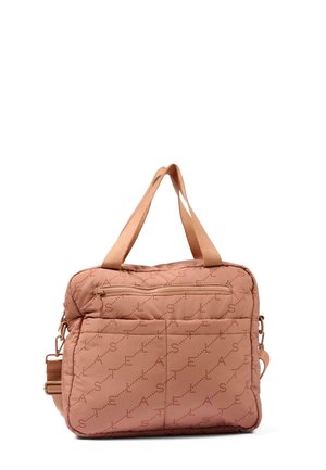 Borsa rettangolare trapuntata color marrone chiaro con doppio manico superiore, tasca frontale con zip e tracolla rimovibile.