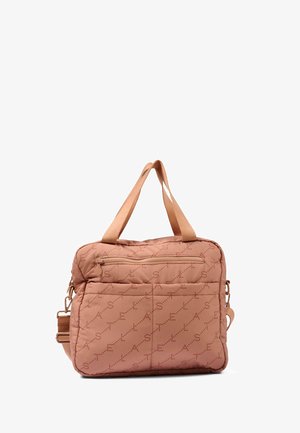 Borsa rettangolare trapuntata color marrone chiaro con doppio manico superiore, tasca frontale con zip e tracolla rimovibile.