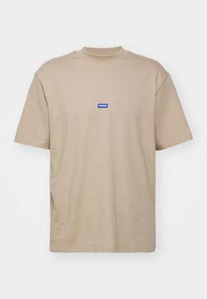 Beež puuvillane T-särk kõrge kaelusega, lühikeste varrukatega ja rinna peal väike sinine ristkülikukujuline logo, millel on kirjas "HUGO".