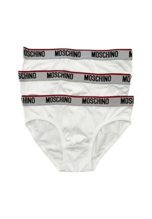 Tre slip bianchi con fascia grigia con il nome del marchio Moschino in nero e una sottile striscia rossa in alto.