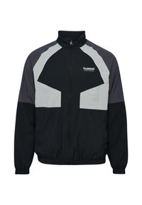 Čierna, sivá a biela športová bunda na zips s vysokým golierom, elastickými manžetami a lemom a logom „hummel SPORTSWEAR“ na hrudi.