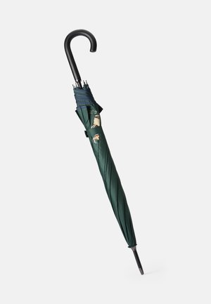 Umbrelă verde din satin cu un mănunchi negru curbat, având o textură netedă și modele intricate aproape de vârf.