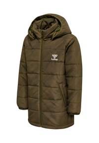 Oliwkowa pikowana kurtka z zamkiem błyskawicznym, kapturem i tłoczonym wzorem. Posiada biały logo na piersi oraz boczne kieszenie.