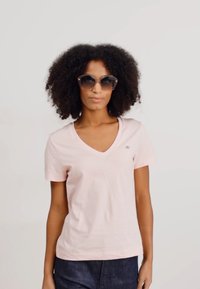 GANT SHIELD V-NECK  - Paprasti marškinėliai - faded pink