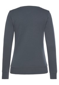 Suéter de manga larga en gris oscuro, con cuello redondo, puños y dobladillo acanalados, hecho de una tela suave y lisa sin patrones visibles.