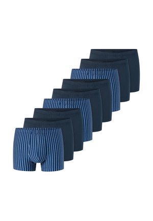 Otto boxer da uomo, alternati tra blu scuro tinta unita e blu con righe verticali bianche, disposti in linea diagonale su sfondo bianco.